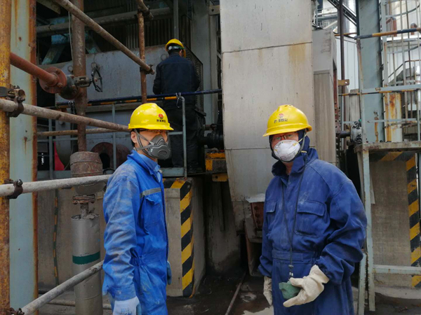 剛才3號(hào)爐膛出來(lái)的動(dòng)力車(chē)間設(shè)備技術(shù)員魏曉明、機(jī)械修造部技術(shù)員王明科.jpg