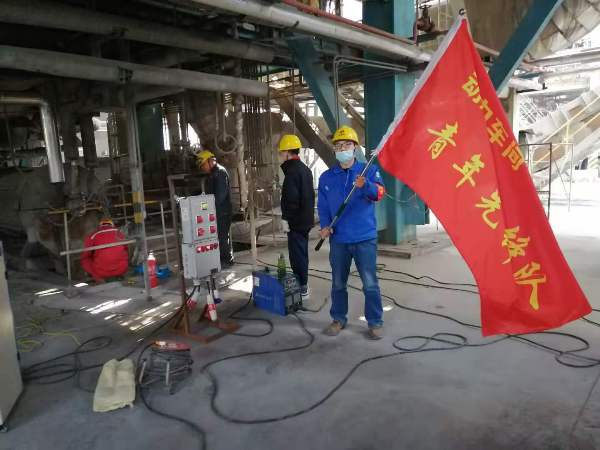 動(dòng)力車間大修剛開始時(shí)，在3號(hào)爐零米，青工從車間領(lǐng)回青年先鋒隊(duì)隊(duì)旗（魏高強(qiáng)攝[1].jpg