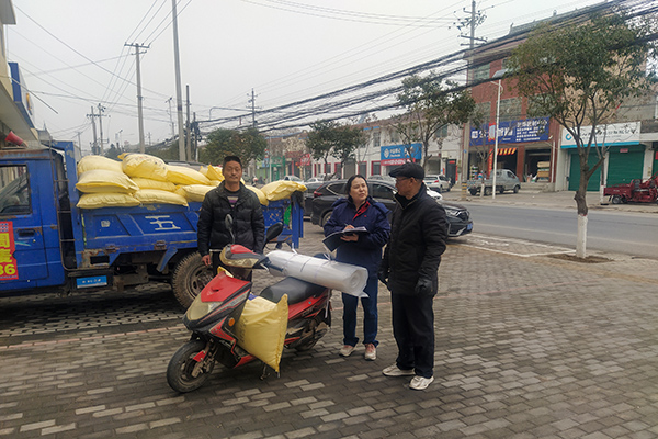 2月10日，尿素銷售人員在武功縣貞元鎮(zhèn)農(nóng)資店門口與農(nóng)戶交流。(副圖）.jpg