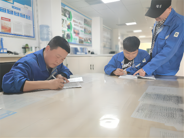 3月9日，化工一班班長王冬冬為徒弟制定學習計劃，主操李軍強為徒弟王浩男答疑(1).png
