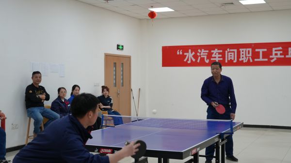 3月30日，舉行男子單打比賽。管理組李戰(zhàn)峰和運行三班王迪巔峰對決。.jpg