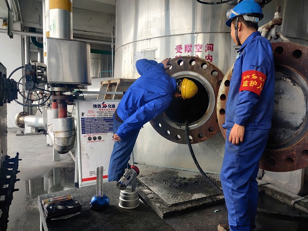 4月8日，氣化爐爐內(nèi)進人檢修畫面。.jpg