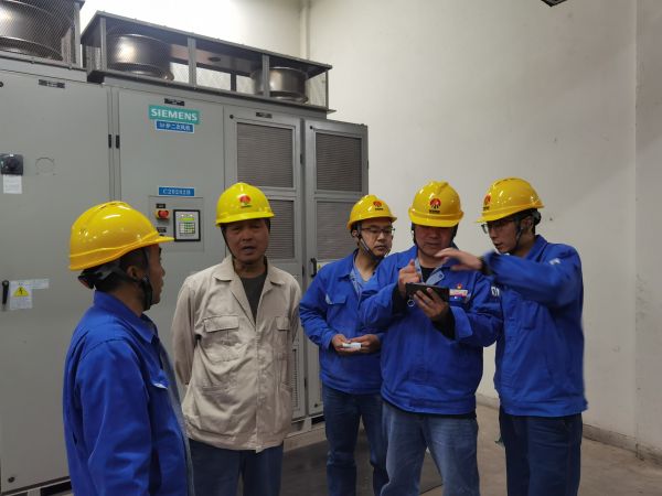 4月30日，改造小組在現(xiàn)場(chǎng)就施工方案進(jìn)行一次“桌面推演”.jpg