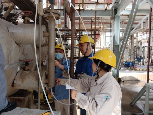 5月7日，三期現(xiàn)場調(diào)校液位浮筒.jpg