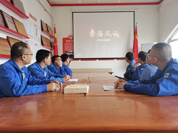 5月10日，尿素車間管理組與化工班組共同觀看保密教育警示片密海風(fēng)云.jpg