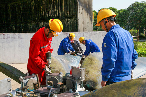 5月13日，李曉峰作業(yè)組檢修風(fēng)機(jī)葉片   600.jpg