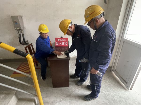 5.12上午，行政保衛(wèi)部在重點部位三期機組進行進入人員登記.jpg