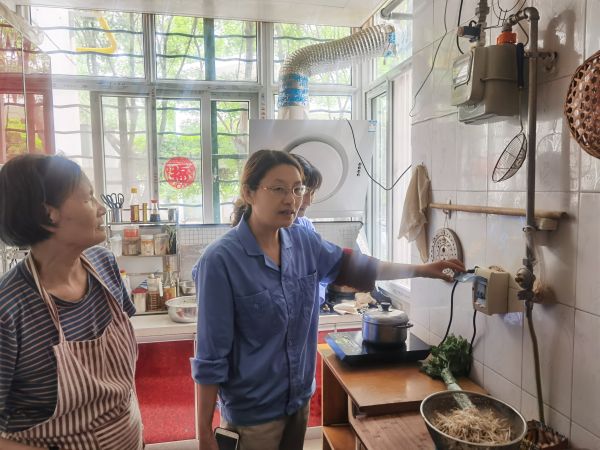 5.16日，女工協(xié)管員進(jìn)入職工家屬家里進(jìn)行安全用電宣講.jpg