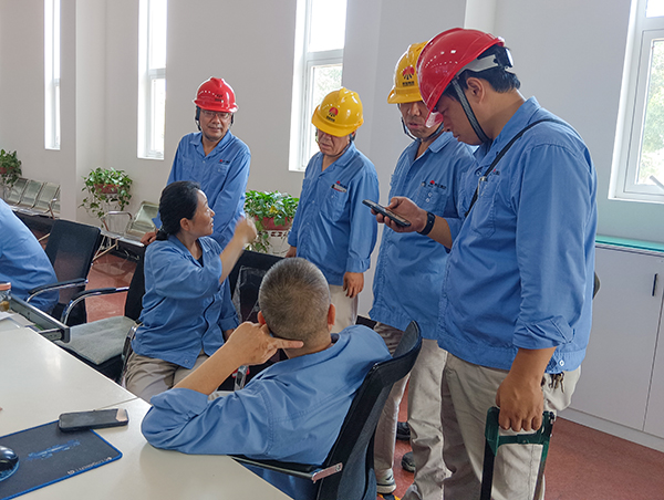 7月19 日，副部長(zhǎng)劉勇、主任工程師馬曉華等人在一期控制室與工藝負(fù)責(zé)人就在線(xiàn)作業(yè)進(jìn)行安全風(fēng)險(xiǎn)評(píng)估交流.jpg