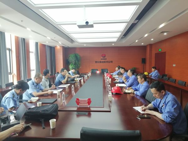 8月17日，省環(huán)保廳一行到公司開展環(huán)保檢查，彬州公司副總經(jīng)理、生產(chǎn)部部長張安平，彬州公司安環(huán)部部長秦敏建等相關(guān)單位主要負(fù)責(zé)人參加迎接，此圖為檢查組在三樓行政會議室檢查交流.jpg