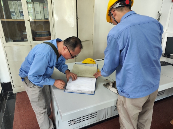 師帶徒，8月21日，老師傅王益在一期控制室為新員工胡含朗講解儀表設(shè)備圖紙.jpg