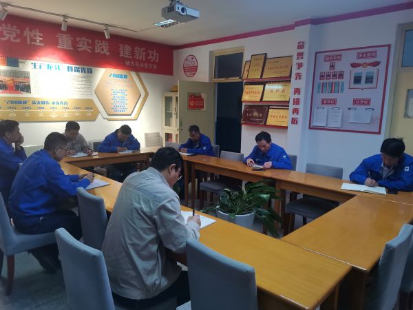 12日晚上8點，安全員在檢修例會上通報當(dāng)天檢查結(jié)果.jpg