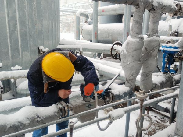 2月2日，計(jì)控電儀部王益在三期氣化現(xiàn)場維修變送器.jpg