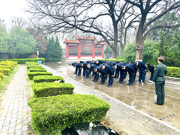 4月2日下午，渭化集團(tuán)組織黨員代表、團(tuán)員青年代表走進(jìn)渭南市臨渭區(qū)王尚德烈士陵園，開展清明節(jié)祭掃活動。烈士紀(jì)念碑前默哀鞠躬.JPG