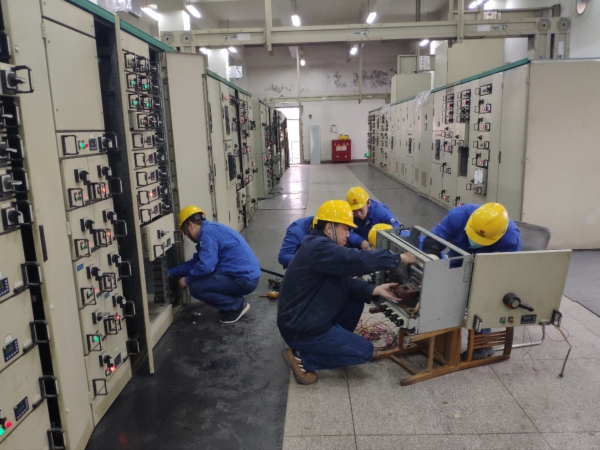 12月，檢修二班自主維修配電室開(kāi)關(guān)柜.jpg