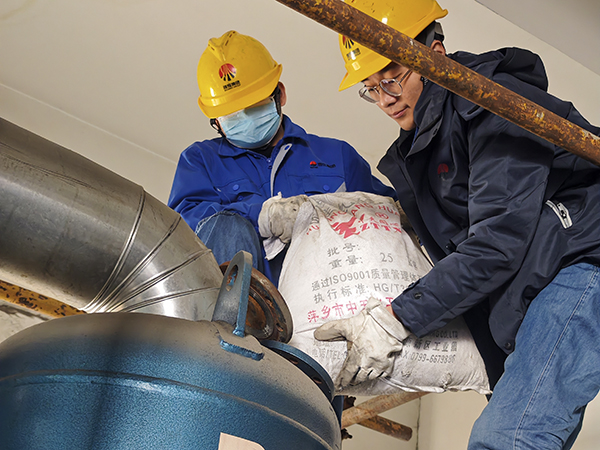 2.19日動(dòng)力車(chē)間三期干燥機(jī)廠(chǎng)房?jī)?nèi)，劉凱、張樂(lè)正在更換吸附劑.jpg