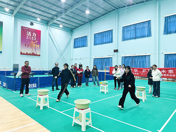 3月5日下午，物料車間舉辦以“巾幗綻芳華 乒搏向未來”為主題的女職工乒乓球趣味運動會，圖為趣味夾乒乓球.JPG