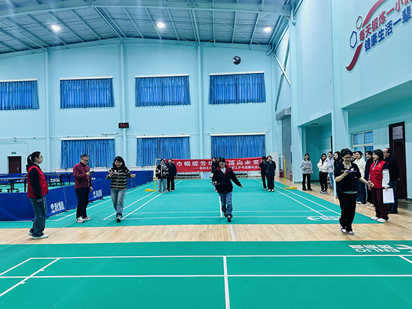 3月5日下午，物料車間舉辦以“巾幗綻芳華 乒搏向未來”為主題的女職工乒乓球趣味運動會，圖為乒乓球折返跑式.JPG