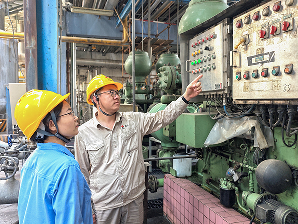 2025年6月23日，設(shè)備員對班組人員進行現(xiàn)場教學.jpg