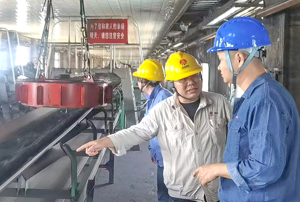 6月27日，技術(shù)員林佳峰和安技員李青就環(huán)保項目倉頂全密封導料槽對承包商技術(shù).安全.和進度要求.jpg