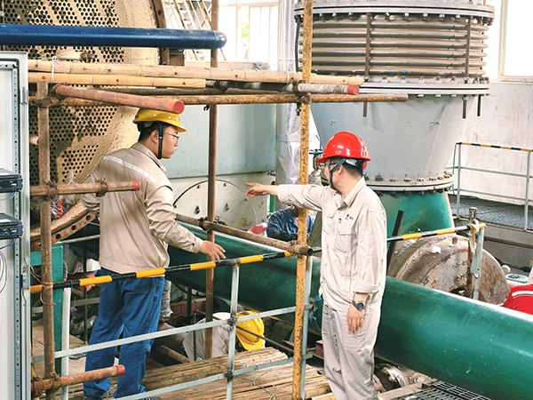 7月5日，清理凝汽器現(xiàn)場，副主任秦昊正在叮囑青工賀國慶注意事項.jpg