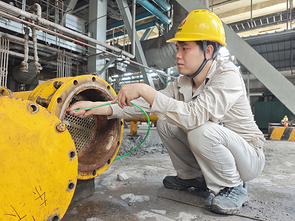 7月6日，動力車間三期現(xiàn)場，李云飛正在清理油冷器.jpg