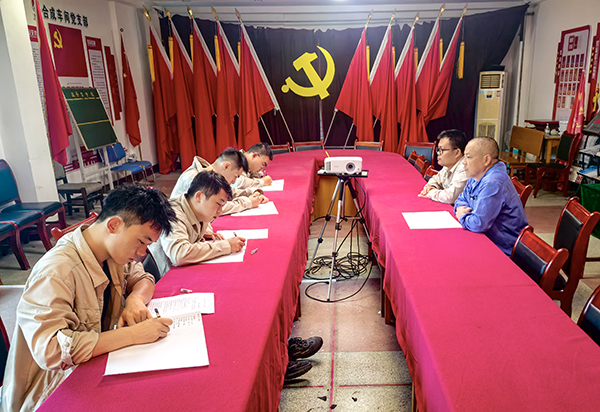 8月29日，合成車間對(duì)新來(lái)員工進(jìn)行轉(zhuǎn)正考試2.jpg