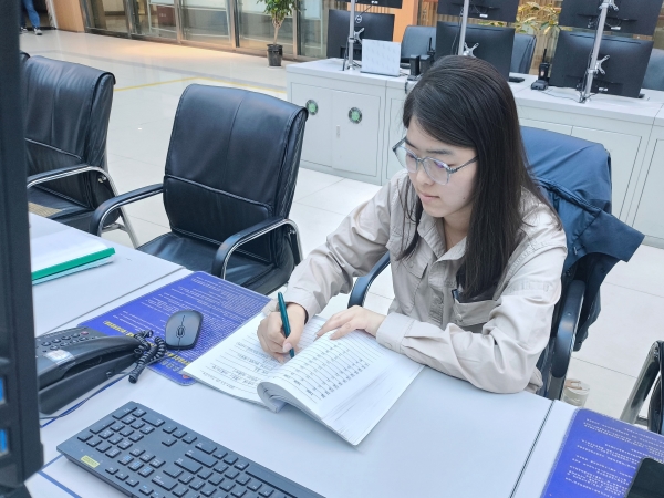 2025年彬州公司中修，女職工認(rèn)真記錄數(shù)據(jù).jpg