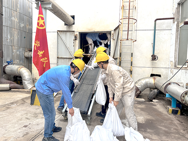 9月10日，動力車間脫鹽水工段團(tuán)員突擊隊(duì)正在裝填石英砂.jpg